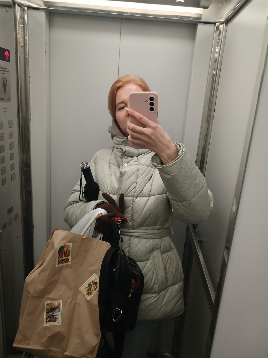 В пятницу еду с работы, в предвкушении рассказать дочке, что её ждёт поездка на море. Перед моим мини отпуском начальница поздравила меня с новым годом заранее, она была рада за меня. Подарила маленький презент: пакет украсила стильными наклейками, внутри была игрушка для Викули, микрофибровое полотенце и 5000 премия. Приятное прибавление к зп) Я решила потратить эти деньги на фитнес браслет, я так давно его хотела. Ну а на фото я уже с новым телефоном) 