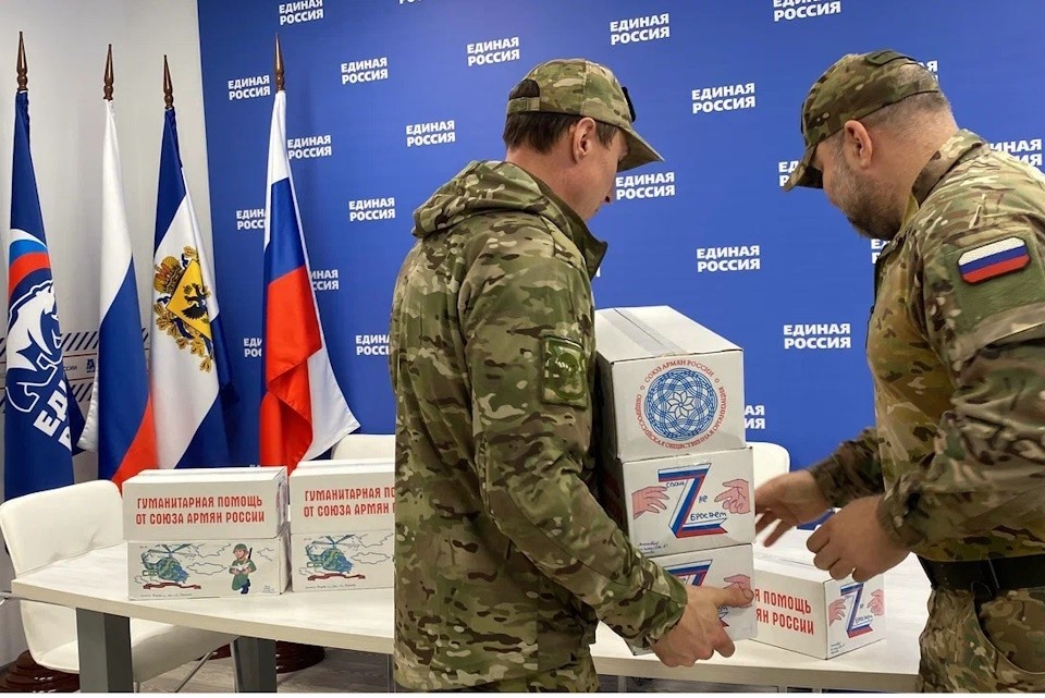    Подарки собирают в штабе общественной поддержки "ЕР" Фото: ЕР