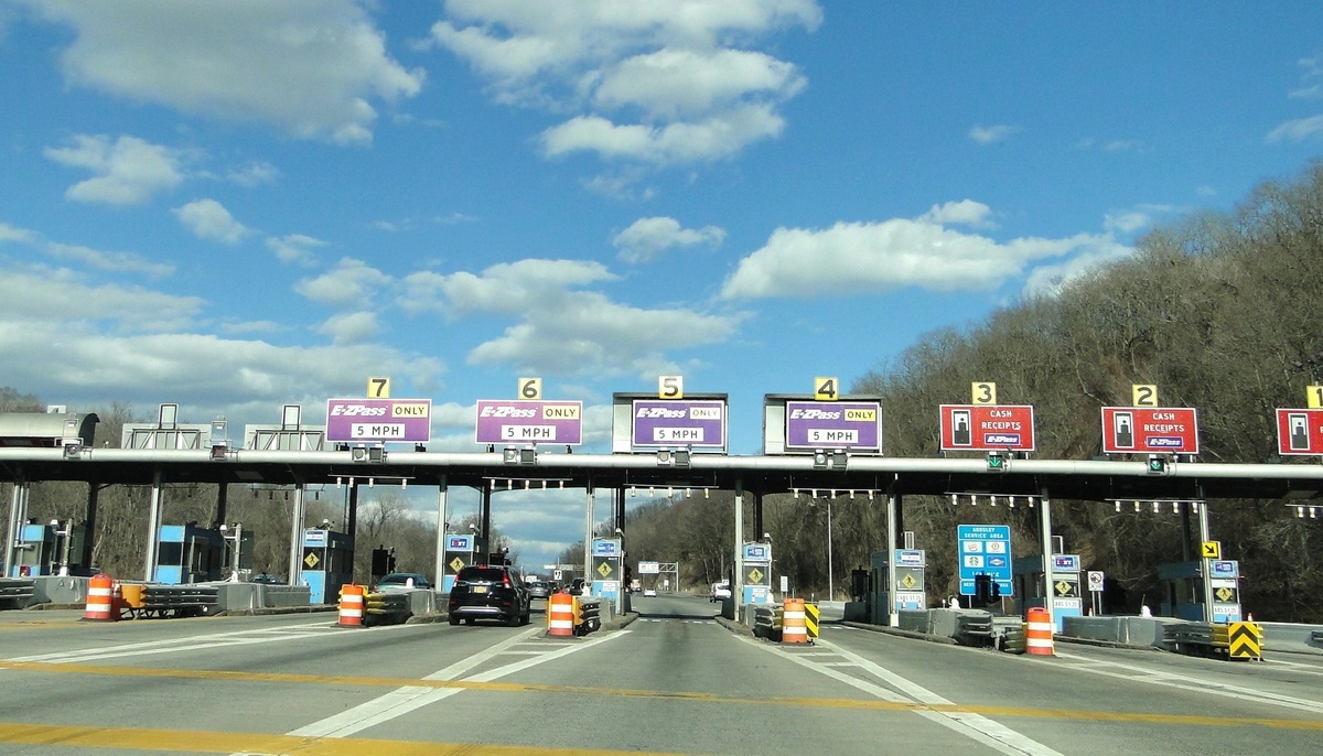 Пункт оплаты проезда в штате Нью-Йорк на трассе Saw Mill.