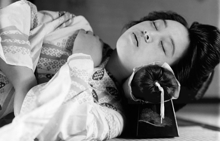 Сон на твердой подушке - традиции в Китае.