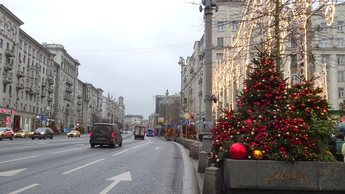 Тверская улица и площ справа
