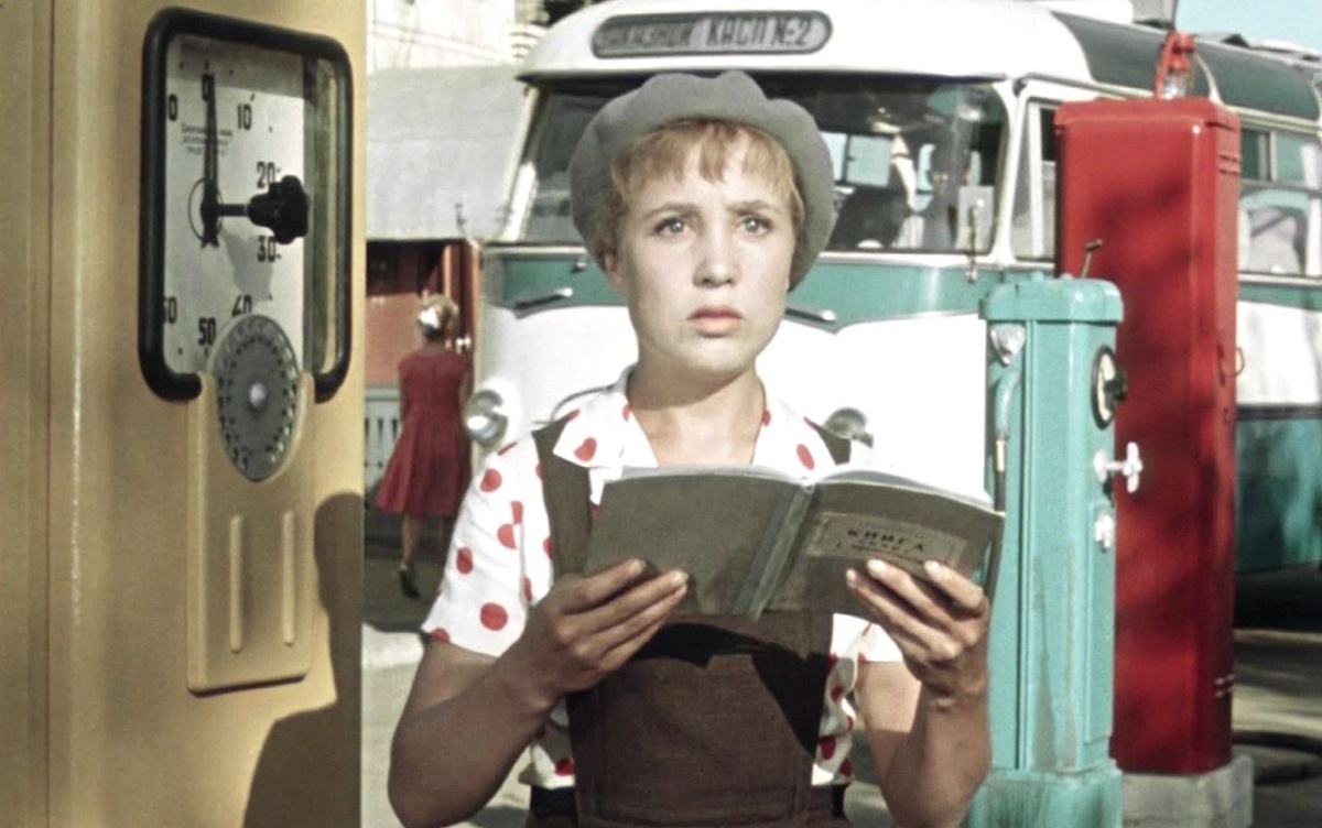 Надежда Румянцева. Кадр из кинофильма «Королева бензоколонки» (1962) 