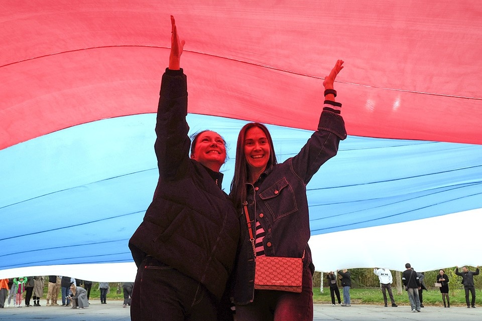 Россия, Запорожская область. Во время празднования Дня воссоединения ДНР, ЛНР, Запорожской области и Херсонской области с Российской Федерацией в Мелитополе. Фото: Александр Полегенько/ТАСС