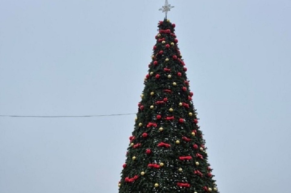    В городе проверяют новогодние консоли и украшают елки в городских парках. Фото: Администрация Мариуполя