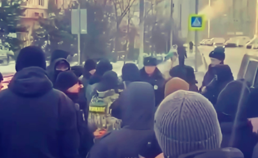 Русская община окружила приезжего, который начал качать права и говорить, что он главный