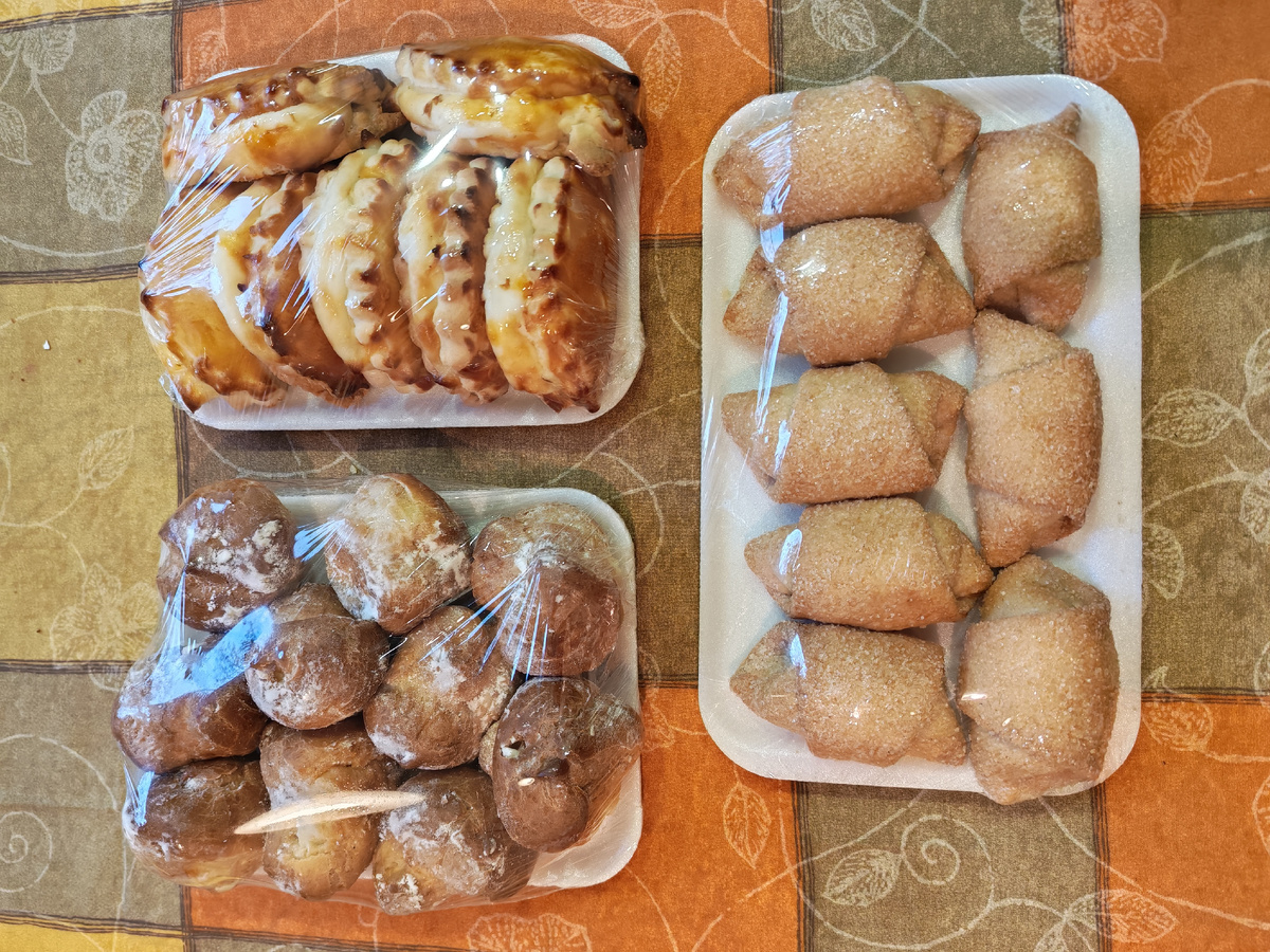 Сочники, профитроли, рулетики с вишней 