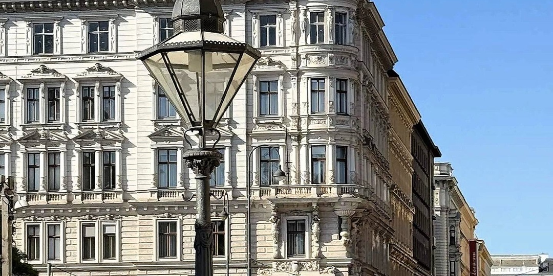 Австрия,Вена: Дом где жил композитор,театр, церковь во имя спасения и другие интересные места.