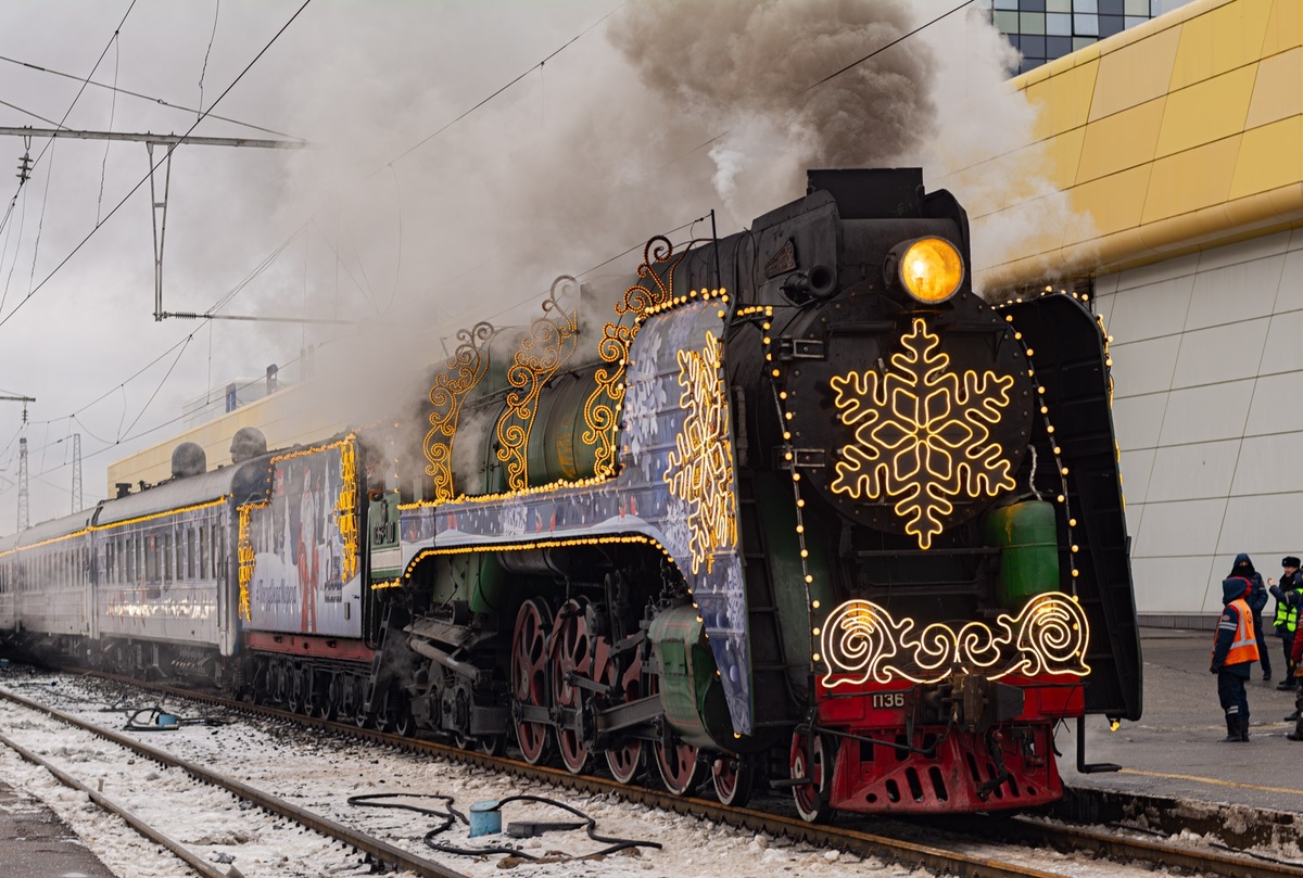 Паровоз П36-115 с поездом деда мороза 19.12.2025, ст. Пенза-I