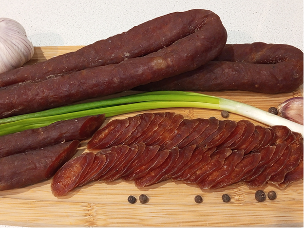 Куриная сыровяленая колбаса.