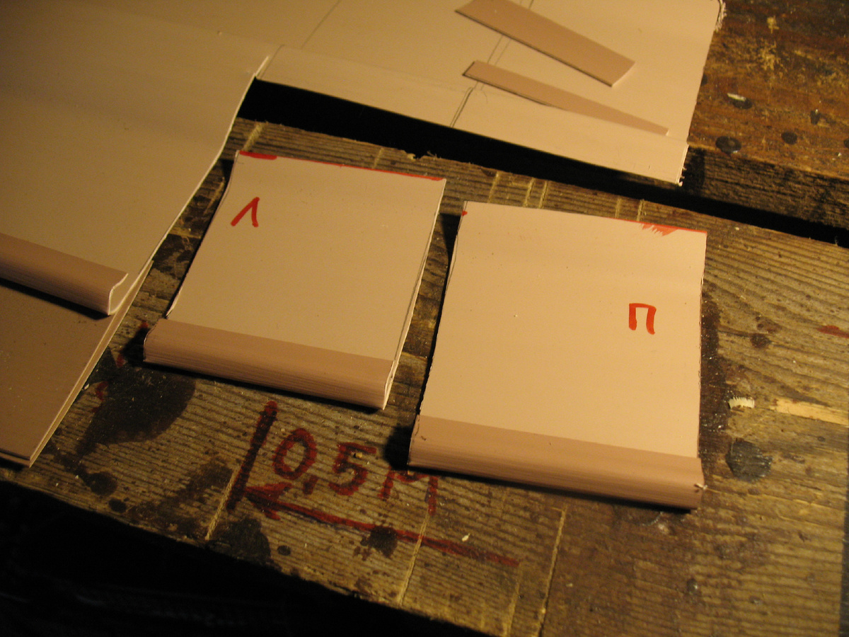 Измерять размер выреза надо с каждого края околооконного профиля. Есть вероятность небольшой разницы в размерах. Но учитывая, что паз околооконного профиля не очень глубокий, вырез надо делать максимально точно.