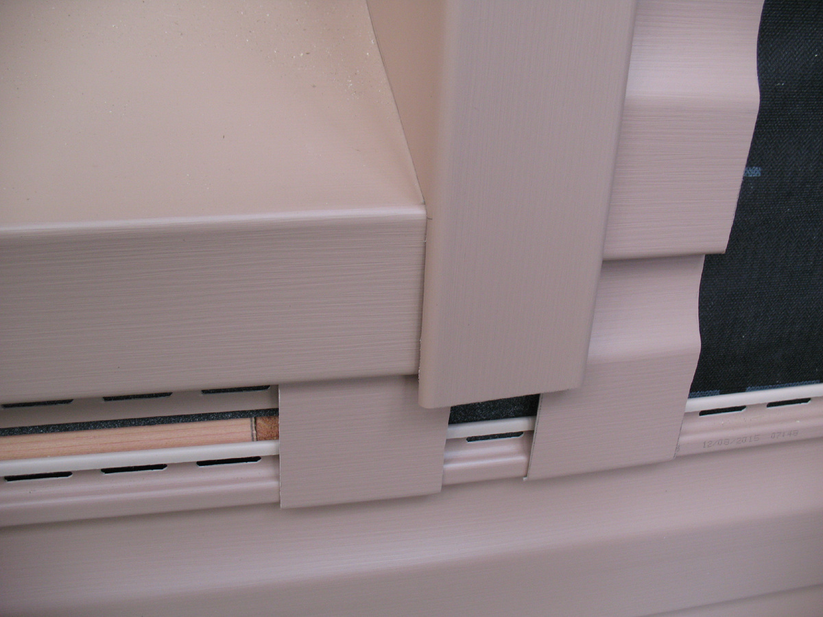 Определить назмер выреза можно используя подходящие обрезки стеновой панели.