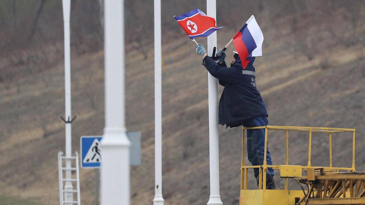    Владивосток готовится к саммиту лидеров КНДР и России. Сейчас сотрудничество стран будет только усиливаться / Фото: EPA / YONHAP / ТАСС