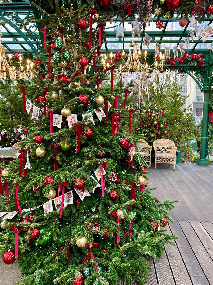 Можно присесть в кресло с напитком 