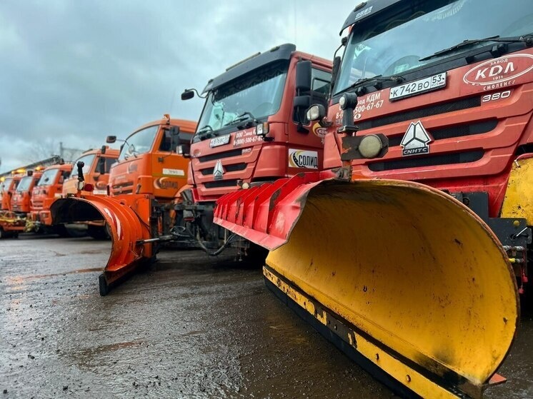     Специалисты заготовили 30 тысяч тонн пескосоляной смеси, 8 тысяч тонн соли и 3 тысячи тонн песка для обработки дорог. Фото: пресс-служба Минтранса Новгородской области