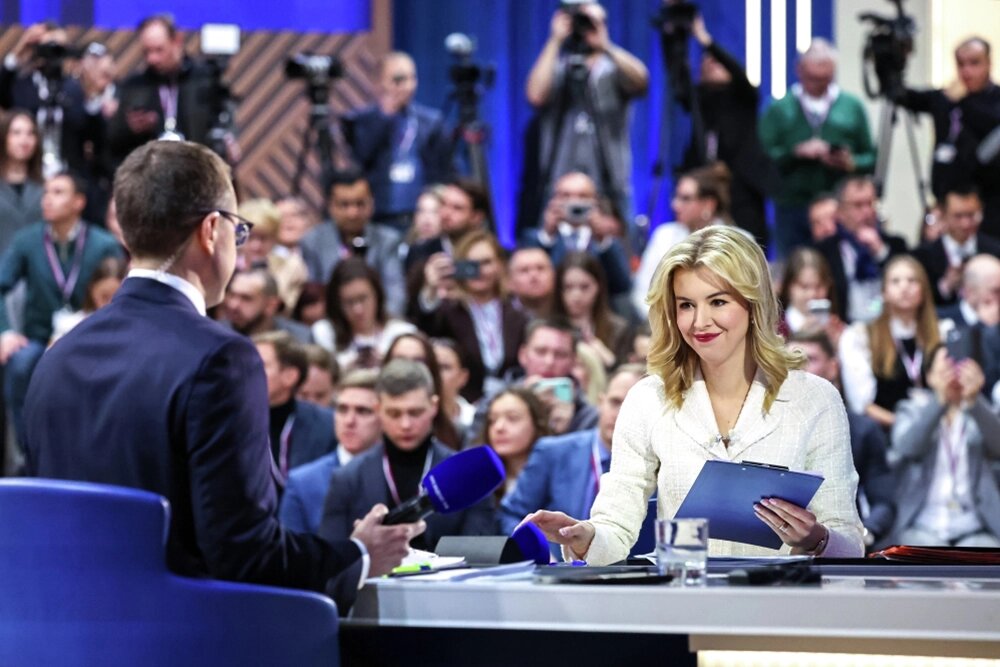    Журналист ВГТРК Павел Зарубин и ведущая Первого канала Екатерина Березовская во время специальной программы «Итоги года» с Владимиром Путиным. Фото: РИА Новости/ Александр Казаков