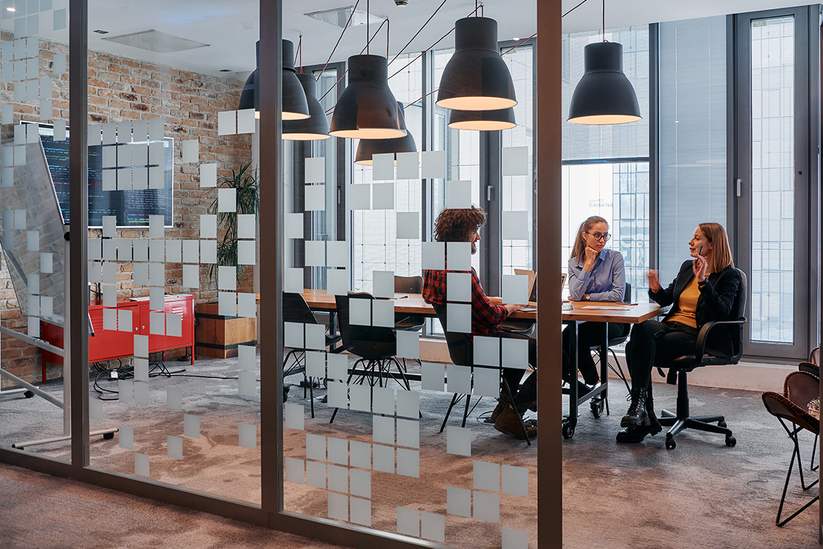 dotshock / Shutterstock / FOTODOM📷Из-за дисциплинарного взыскания премию могут уменьшить максимум на 20% от зарплаты