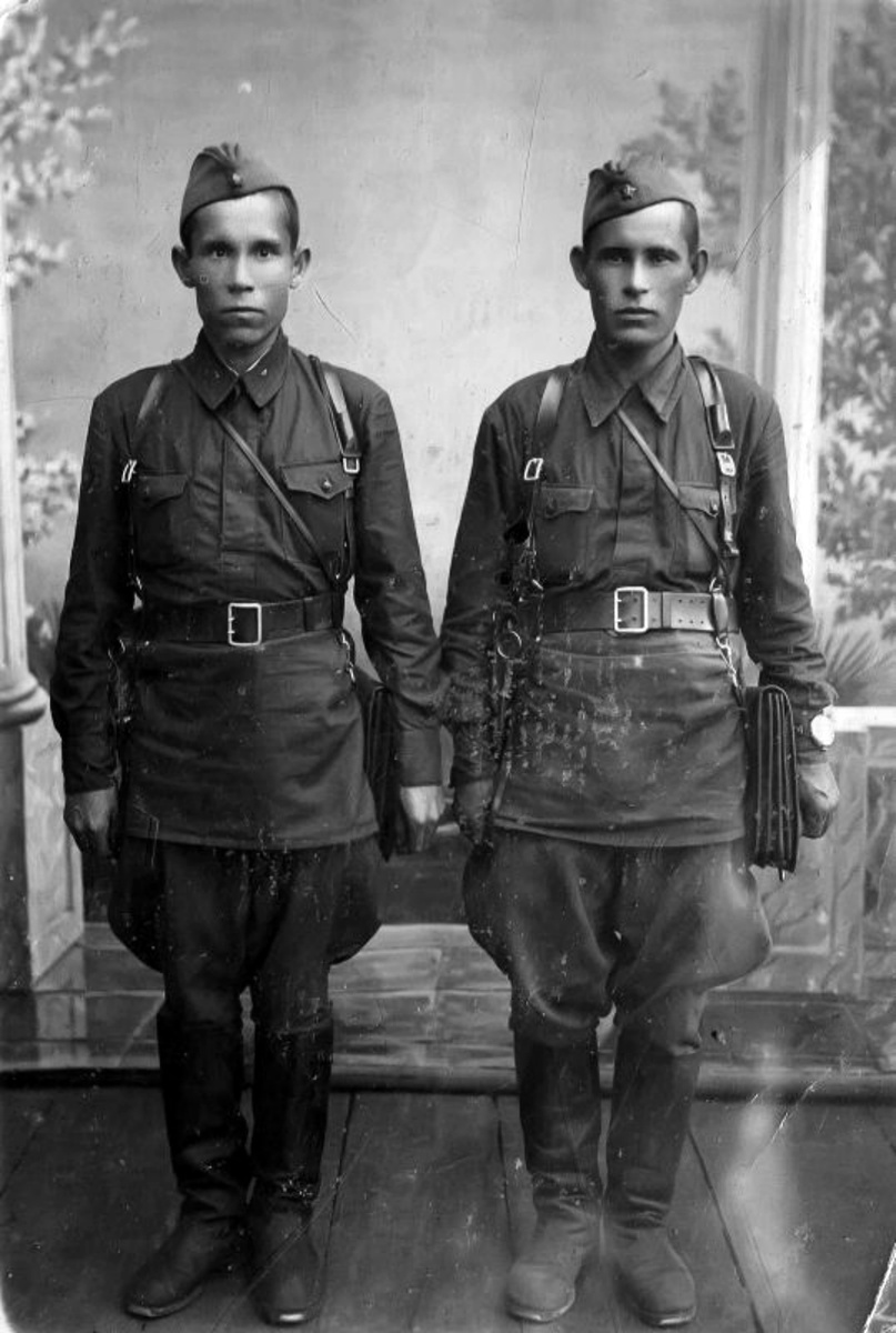 Младший лейтенант Ганий Суфьянович Хамитов (11.12.1913 г.р., слева) с другом Нагимом Рахимовичем Хисамутдиновым (1913 г.р.) после мобилизации в РККА. 05.08.1941. Фото: Госкаталог.РФ