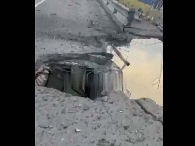     Разрушенный мост в Одесской области возле Маяков. Фото: кадр из видео.