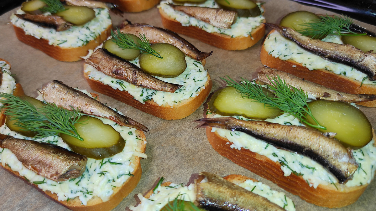 Бутерброды со шпротами на праздничный стол. Фото автора.