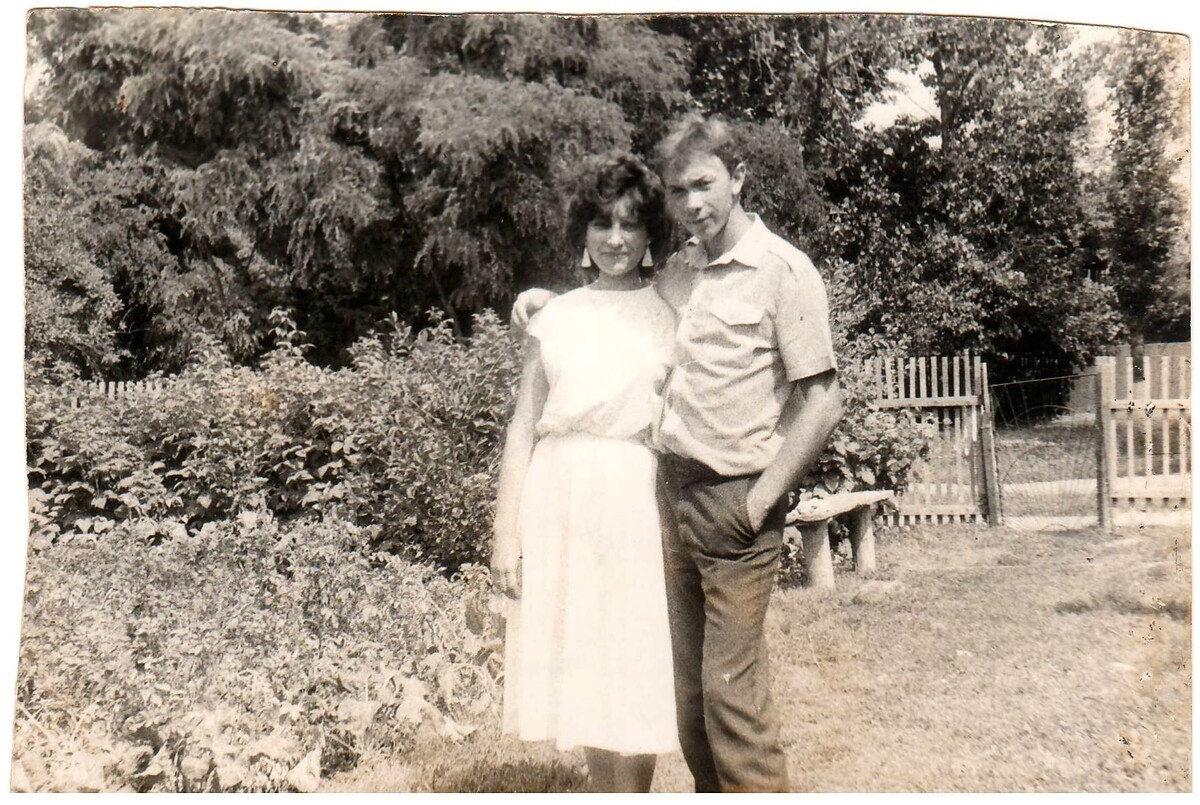 Фото из альбома автора. Я с братом Геночкой в нашем дворе, 19 июля 1987 год. Это - второй день моей свадьбы. Мне 21 год, Гене вчера (18 июля 1987 г.) исполнилось 23 года.