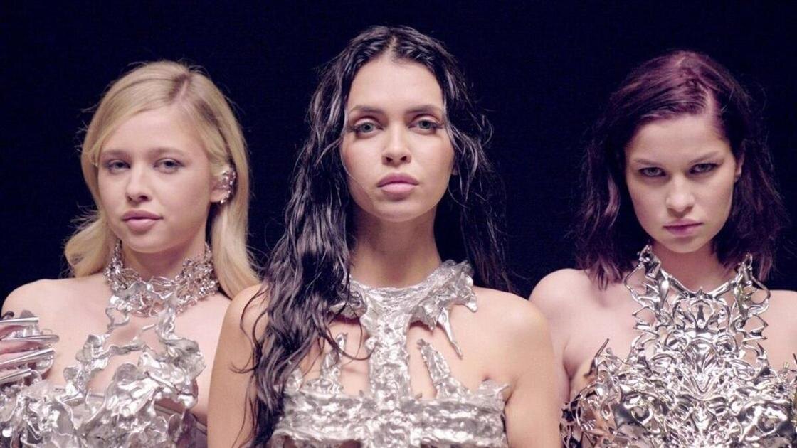 Перепевшие песню "Снег идет" девочки знают про супругу Фадеева в проекте "Глюк'oza".