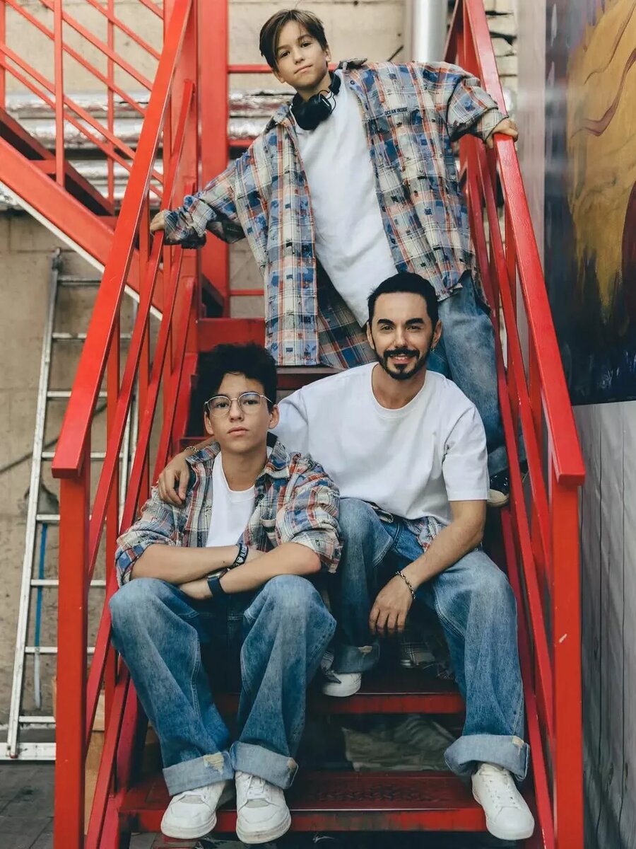 Тимур с сыновьями📷
