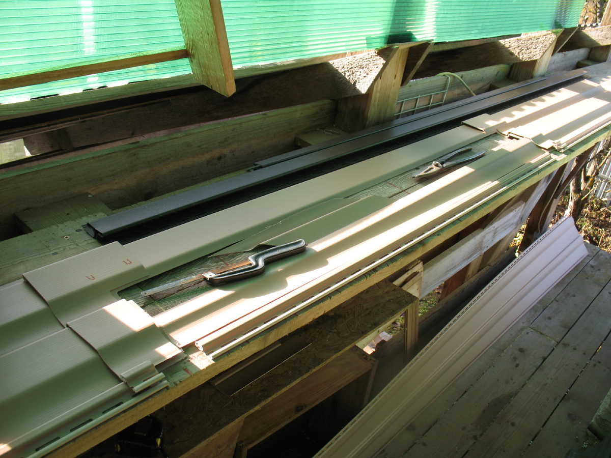 Размер выреза должен учитывать возможное тепловое удлинение/сжатие всей панели. Увеличения размера выреза на 6...8 мм будет достаточно. Разметку надо выполнять в тёплом помещении или в теплую погоду.