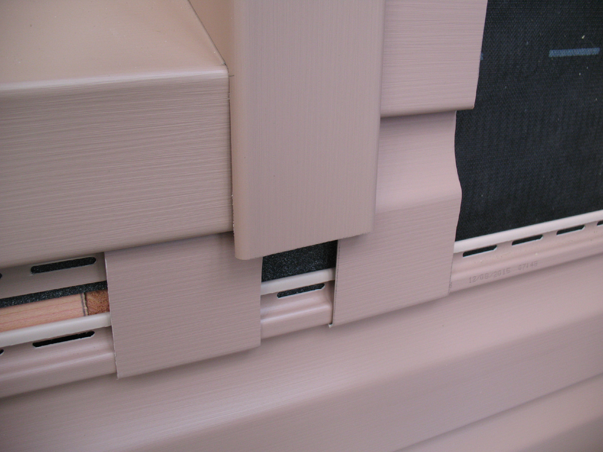 Точное расстояние между внутренними частями околооконного профиля можно определить, вставив в пазы обрезки околооконного профиля и измерив, расстояние между внутренним краями.