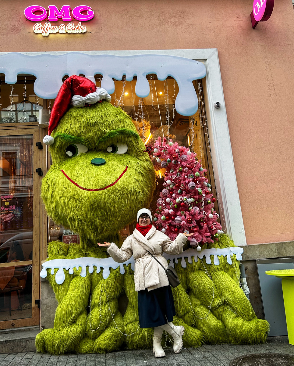 Фото автора. Тот самый Гринч, который похитил Рождество на витрине кофейни OMG