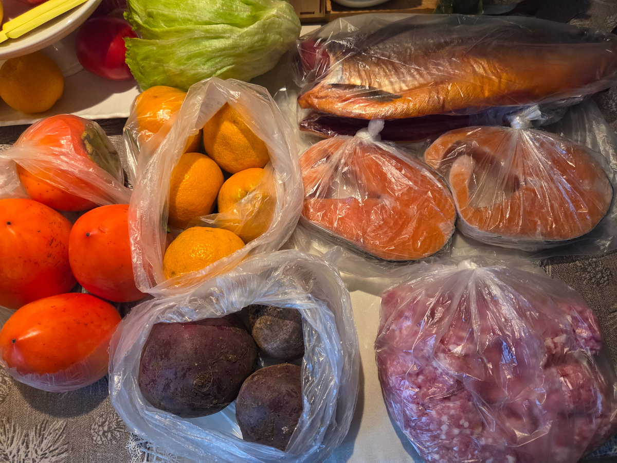 Копченая форель (свежая и вкусная, покупаем на заказ), стейки сёмги (дорого, очень, но иногда покупаем к праздникам), фарш (тефтелей захотелось, а размораживать не стала), свёкла, хурма, мандарины, салат Айсберг (теперь завтрак у меня есть!)