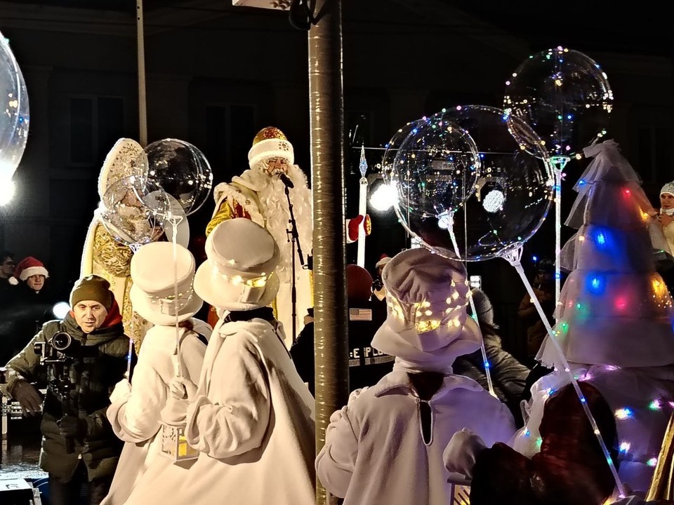    Дед Мороз приехал в сопровождении волшебной свиты Наталия ИЛЮШНИКОВА