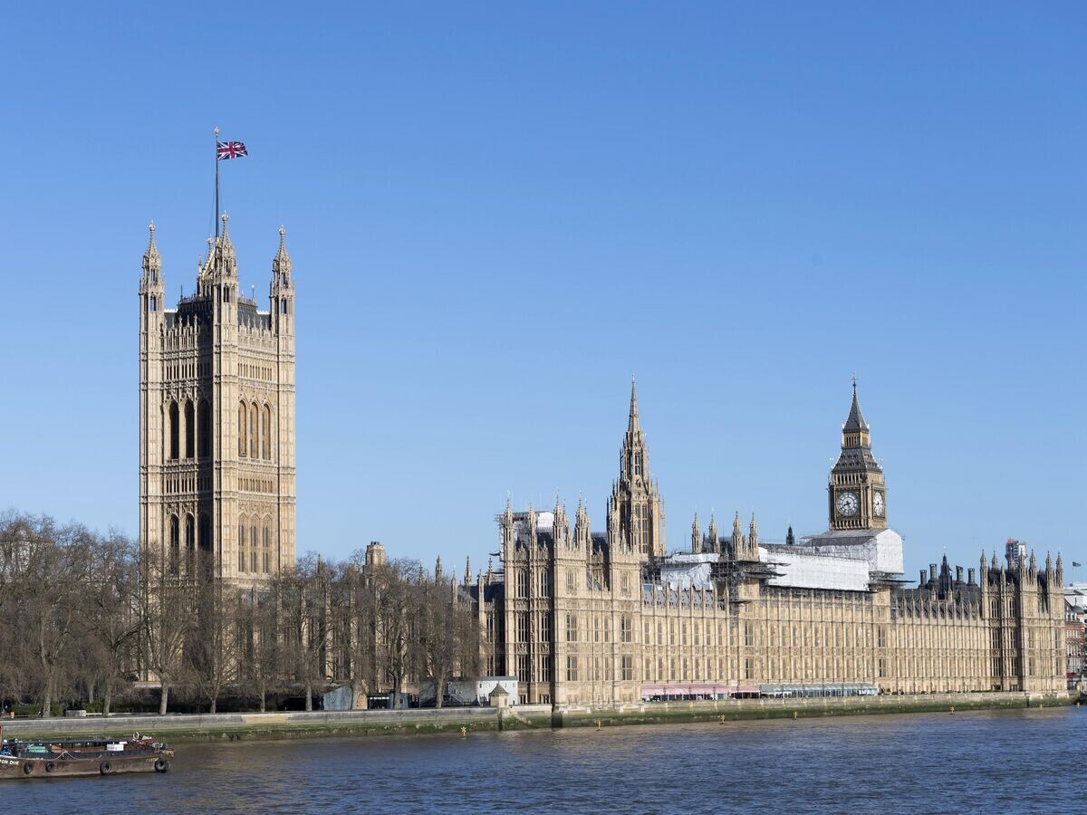    Вид с противоположного берега реки Темза на Вестминстерского дворца в Лондоне | © РИА Новости / Алекс Макнотон