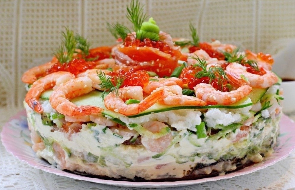 Салат с мидиями, креветками и лососем холодного копчения.