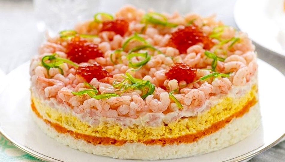 Эти роскошные салаты с красной рыбой готовлю из года в год. Сразу праздник на столе. Гости эти салаты обожают и нахваливают.