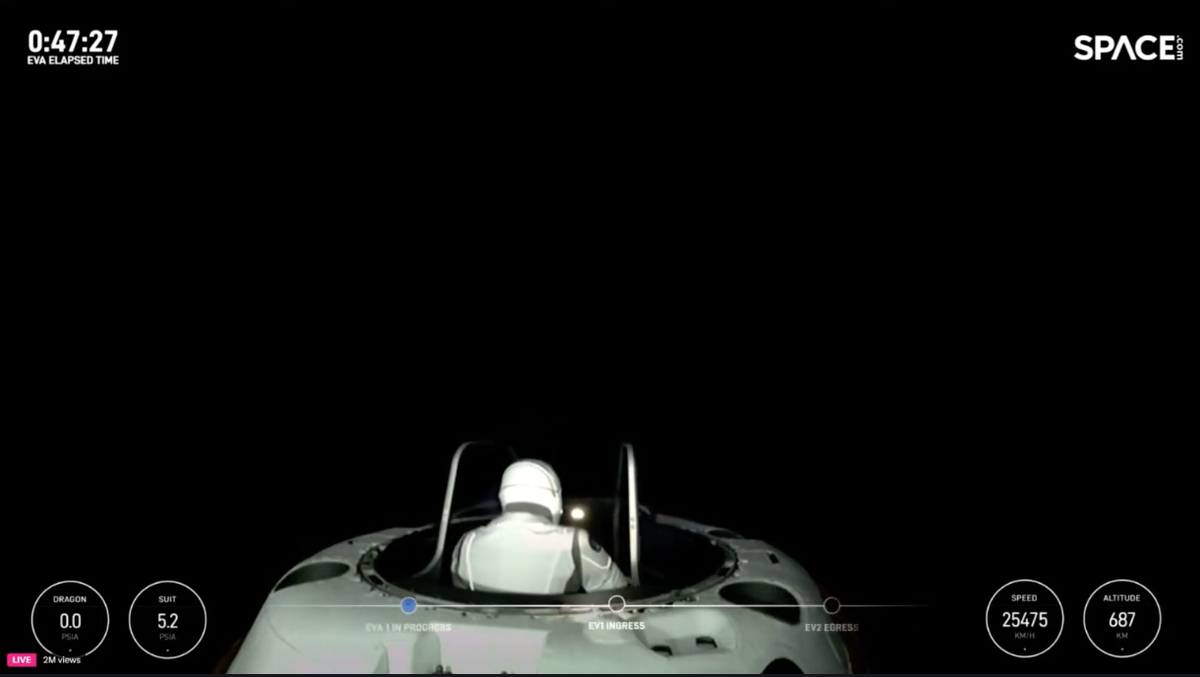 Айзекман в открытом космосе, высунулся из люка.