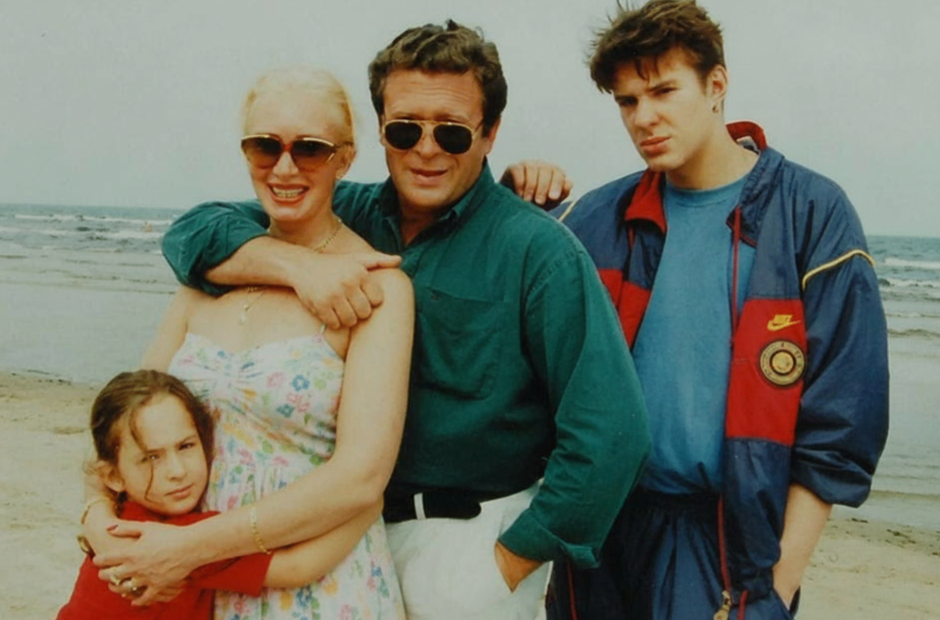 Филипп с мамой, отчимом и сестрой