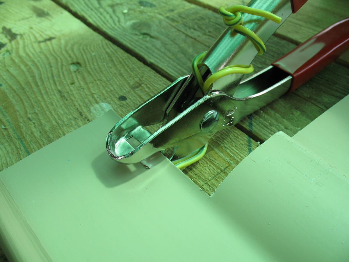 На вырезанной части надо сделать зацепы.