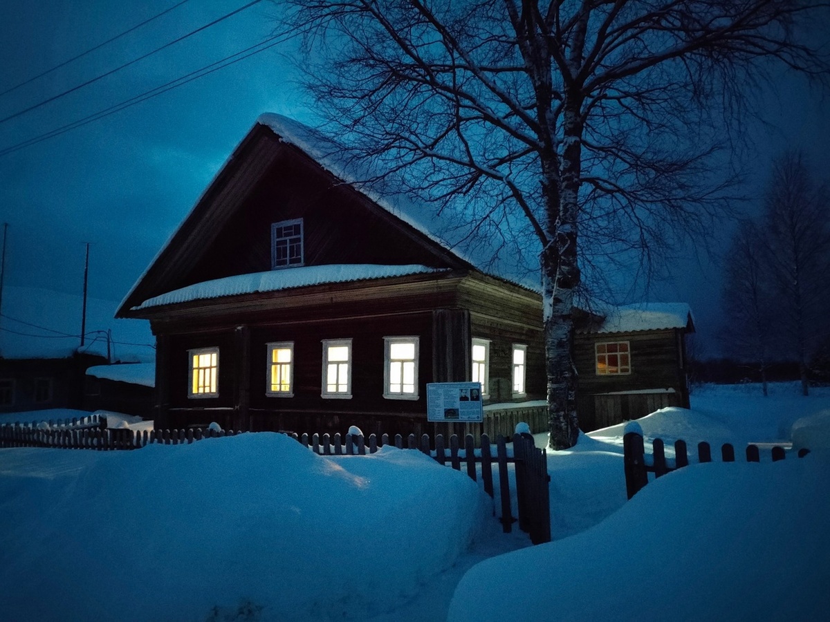 Музей "Русский огонёк". Кажется, тёплым светом украшает деревенскую улицу. 