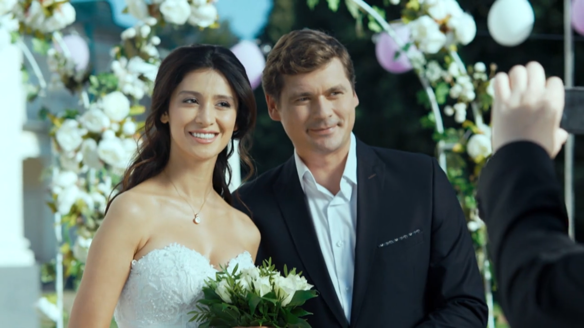 Кадр из сериала "За первого встречного", 2019 г., режиссер Владимир Балкашинов, сценаристы Наталья Милявская, Владимир Балкашинов, Ирена Сеславинская, композитор Олег Воляндо (скриншот) 