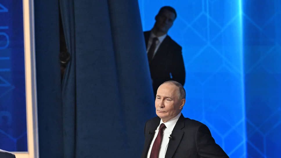 Владимир Путин в этот день был, как всегда, в надежных руках.📷Фото: Дмитрий Азаров / Коммерсантъ