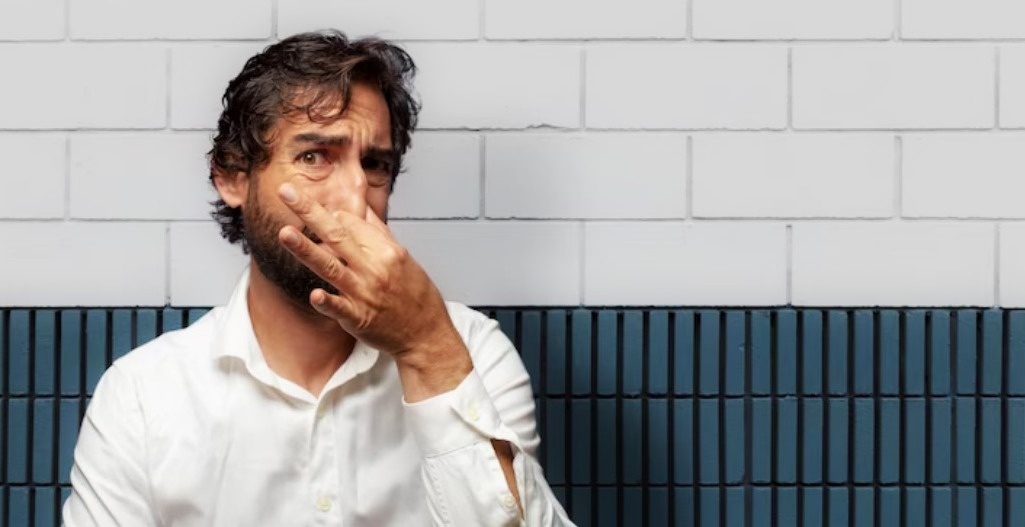 Здесь начинается самое интересное. Если посмотреть, кто именно громче всех говорит о «неприятных запахах», то чаще всего это мужчины примерно того же возраста. Не юноши и не старики.
