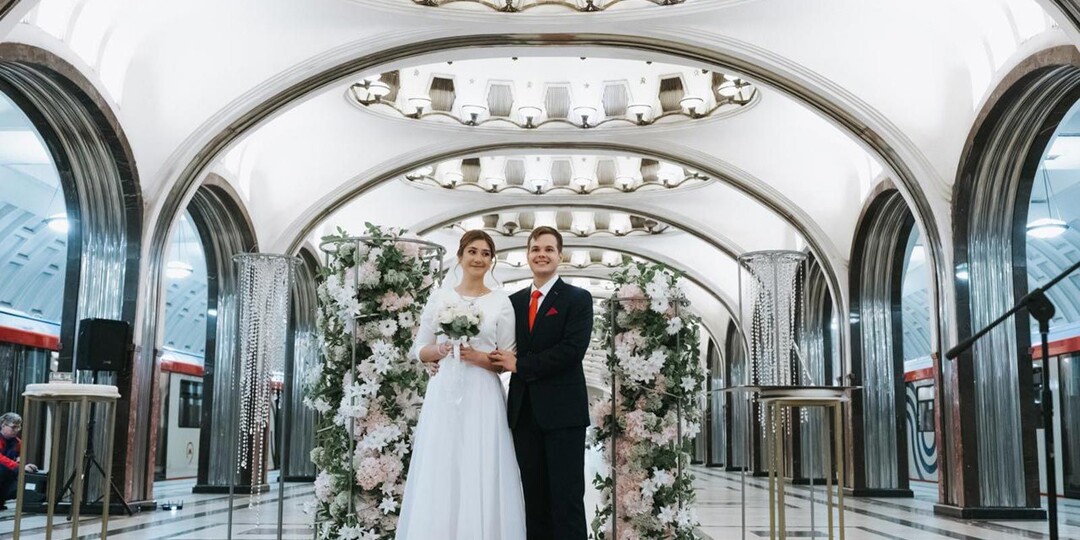 Свадьба в метро, фотосессия без фотографа и прогулка в парке: новый формат свадебного дня в Москве