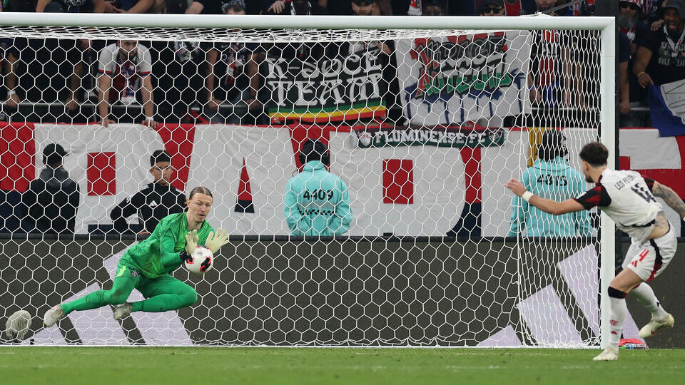     Сафонов поставил рекорд со сломанной рукой REUTERS/Mohammed Salem/File Photo