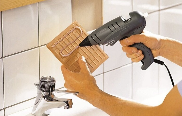 Если отвалилась плитка, ее часто клеят обратно термоклеем