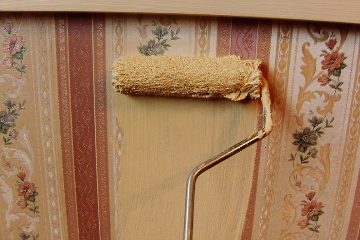 Часто красят устаревшие или грязные обои