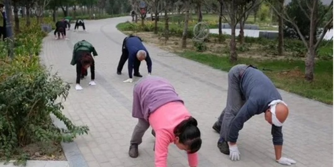 «Медвежьи шаги»: простое упражнение от тяжести в пояснице, вздутия живота и отеков
