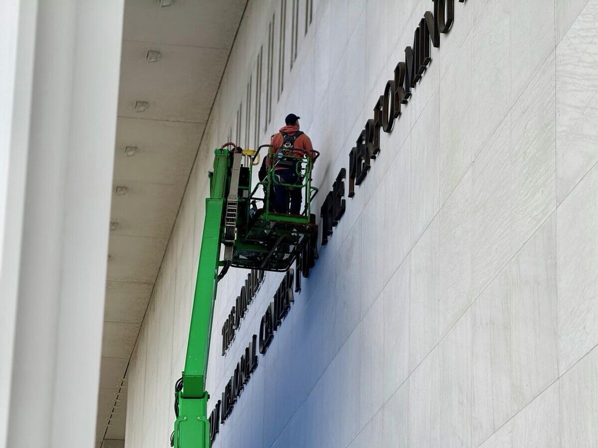    Имя президента США Дональда Трампа появилось на стене центра исполнительных искусств имени Джона Кеннеди в Вашингтоне после переименования | © Фото : The Trump Kennedy Center