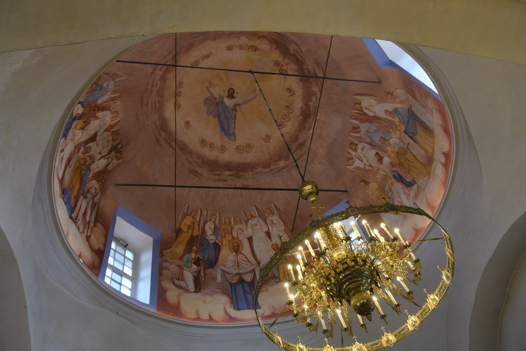 Зимой прошлого года реставраторы восстановили росписи под куполом храма.