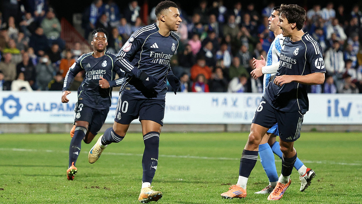    Килиан Мбаппе (в центре). Getty Images