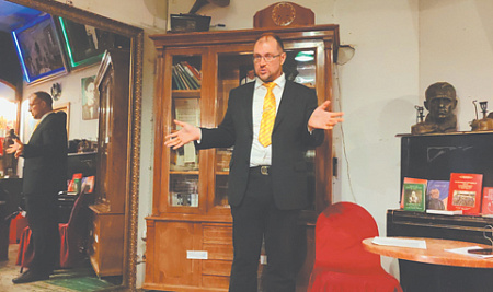 Александр Мраморнов рассказывает о своем отношении к истории. Фото автора